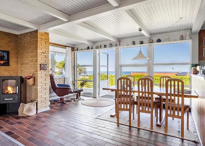 3 Bedroom Gorgeous In Holiday home Allingabro